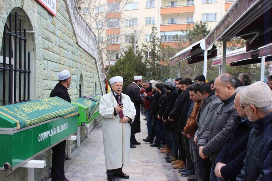 Adıyaman’da Enkaz Altında Kalan 5 Kişilik Aile Üyeleri Eskişehir’de Toprağa Verildi
