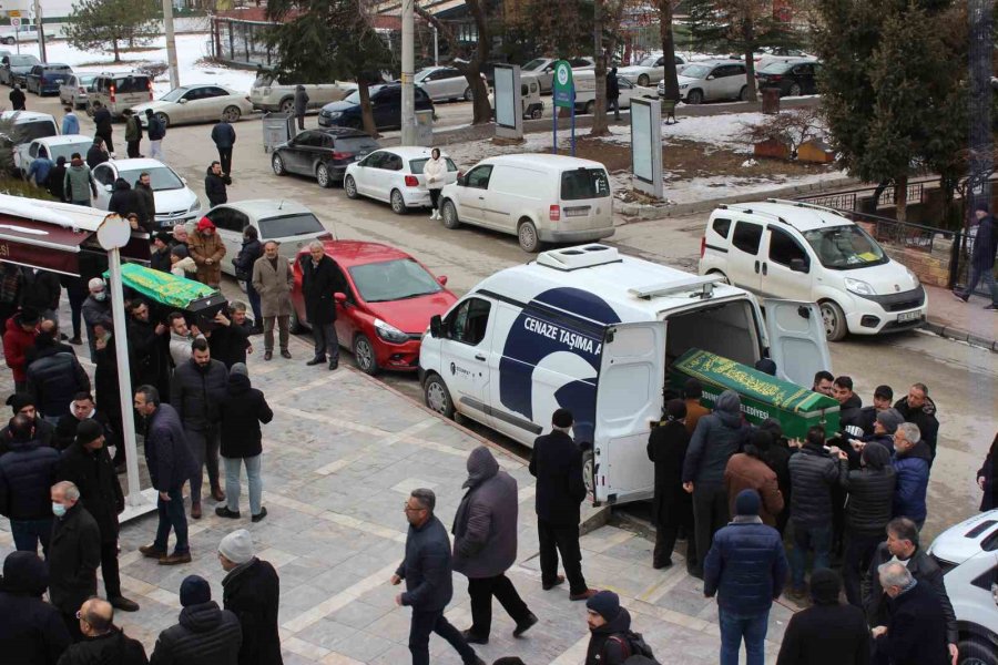 Adıyaman’da Enkaz Altında Kalan 5 Kişilik Aile Üyeleri Eskişehir’de Toprağa Verildi