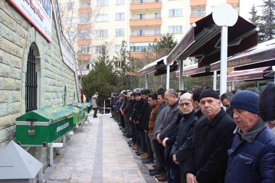 Adıyaman’da Enkaz Altında Kalan 5 Kişilik Aile Üyeleri Eskişehir’de Toprağa Verildi