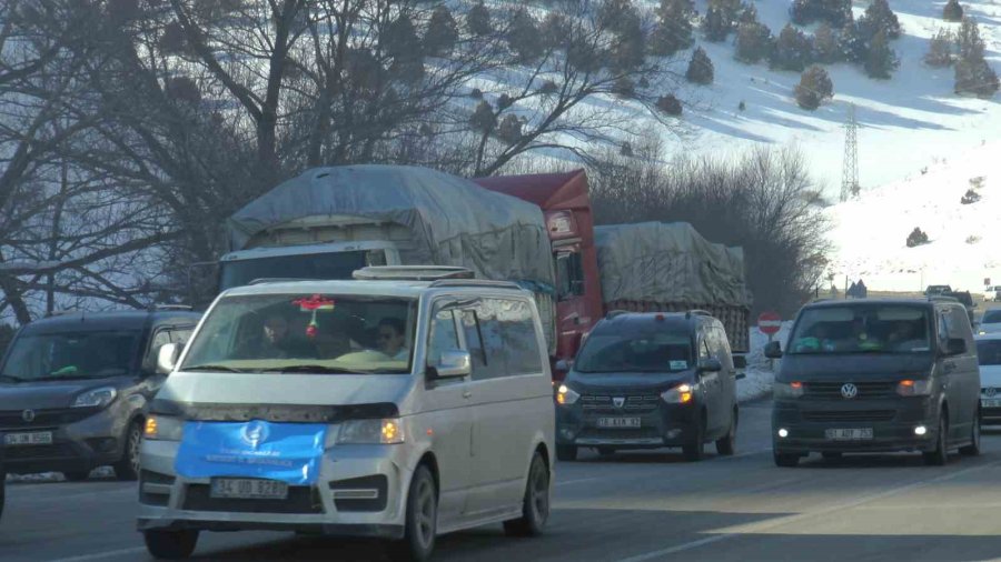 Deprem Bölgesine Dört Yandan Yardım Konvoyu Gidiyor