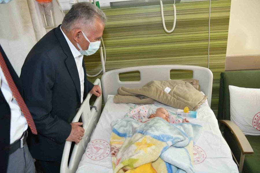 Başkan Büyükkılıç Depremzedeleri Hastanede Ziyaret Etti