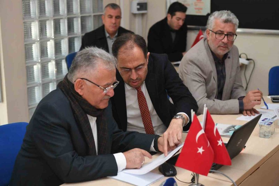 Başkan Büyükkılıç Depremzedeleri Hastanede Ziyaret Etti