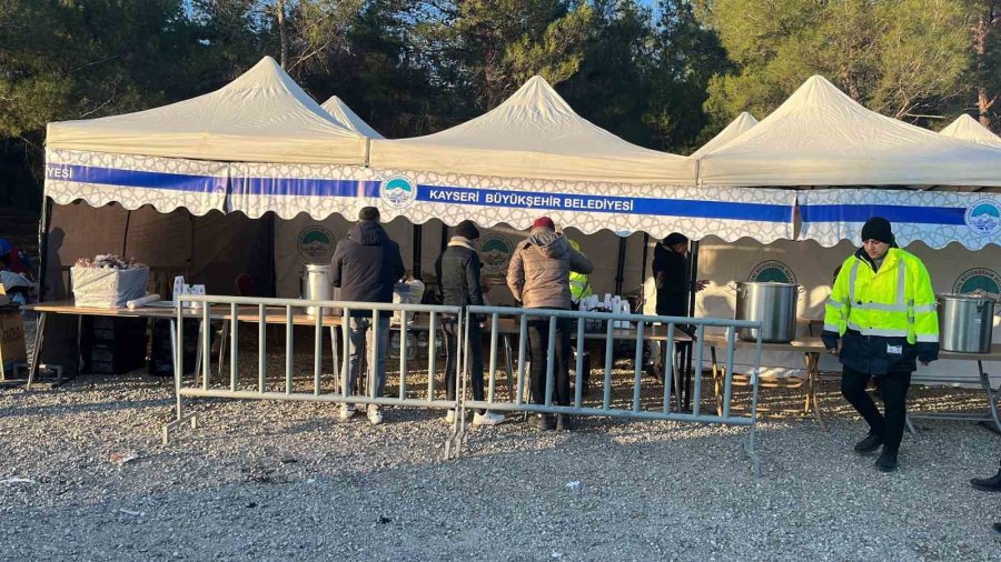 Kayseri Büyükşehir’den Depremzedeler İçin Sıcak Çorba Ve Dağıtım Noktası