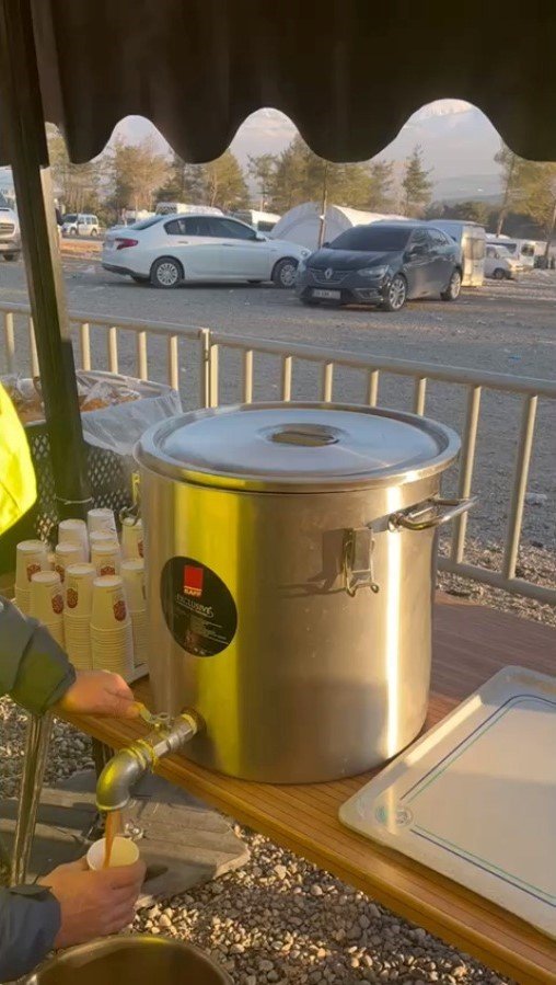 Kayseri Büyükşehir’den Depremzedeler İçin Sıcak Çorba Ve Dağıtım Noktası
