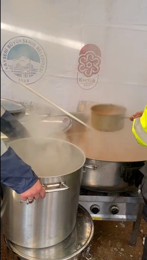 Kayseri Büyükşehir’den Depremzedeler İçin Sıcak Çorba Ve Dağıtım Noktası