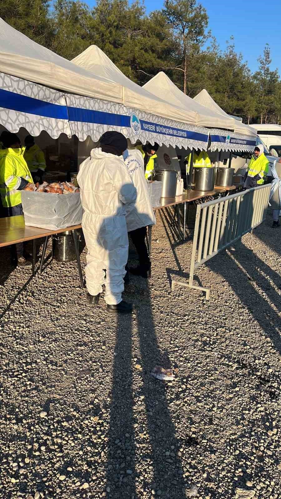 Kayseri Büyükşehir’den Depremzedeler İçin Sıcak Çorba Ve Dağıtım Noktası