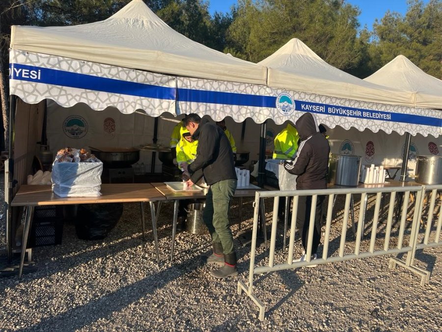 Kayseri Büyükşehir’den Depremzedeler İçin Sıcak Çorba Ve Dağıtım Noktası
