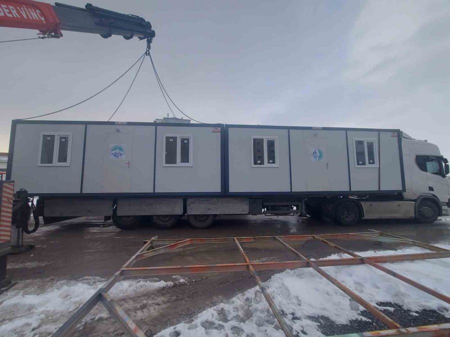 Kayseri Büyükşehir’den Adıyaman’a İş Makineleri, Elbistan’a Konteynır Gönderildi