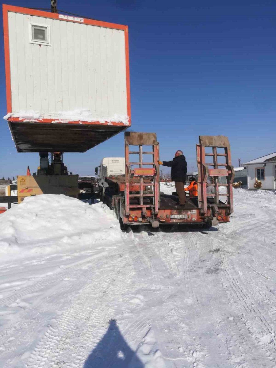 Kayseri Büyükşehir’den Adıyaman’a İş Makineleri, Elbistan’a Konteynır Gönderildi