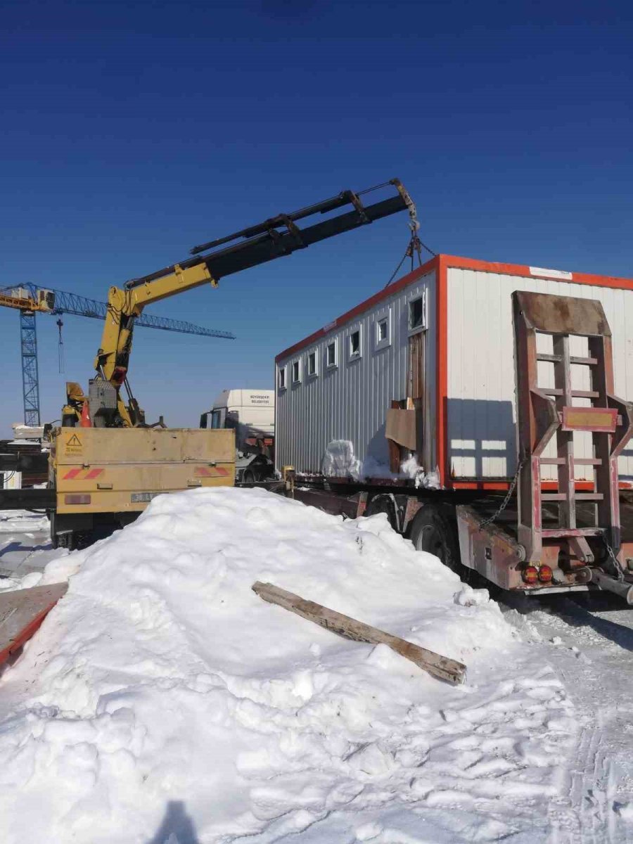 Kayseri Büyükşehir’den Adıyaman’a İş Makineleri, Elbistan’a Konteynır Gönderildi