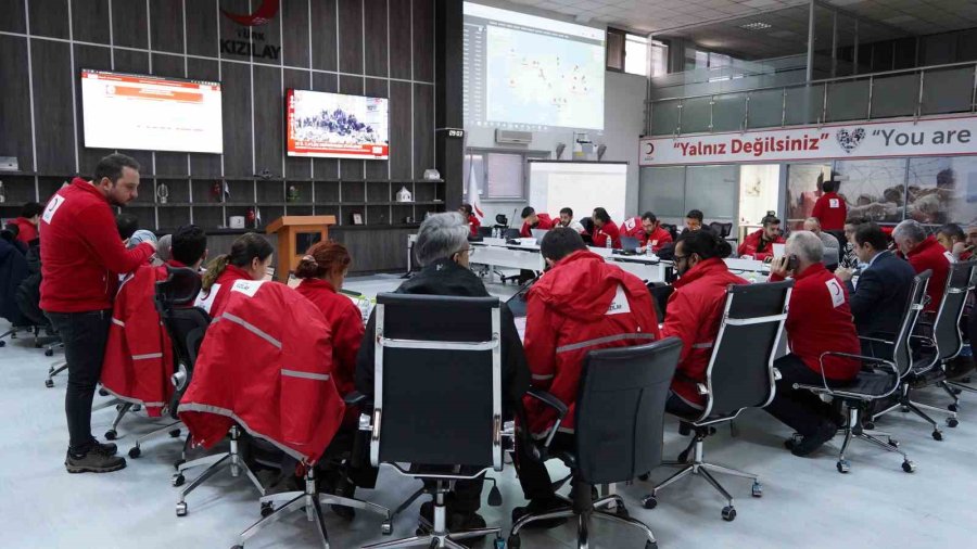 Kızılay Afet Bölgelerinde Beslenme Hizmetlerini Sürdürüyor