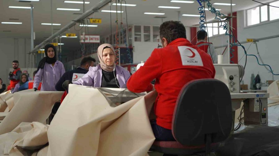 Kızılay Afet Bölgelerinde Beslenme Hizmetlerini Sürdürüyor