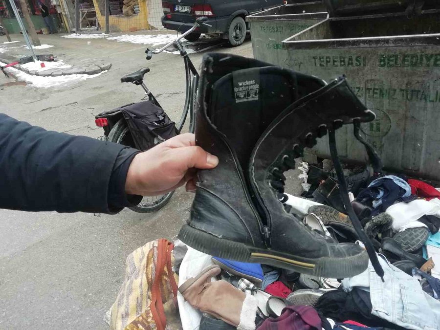 Depremzedeler İçin Yırtık Ve Eskimiş Eşyalar Getirdiler