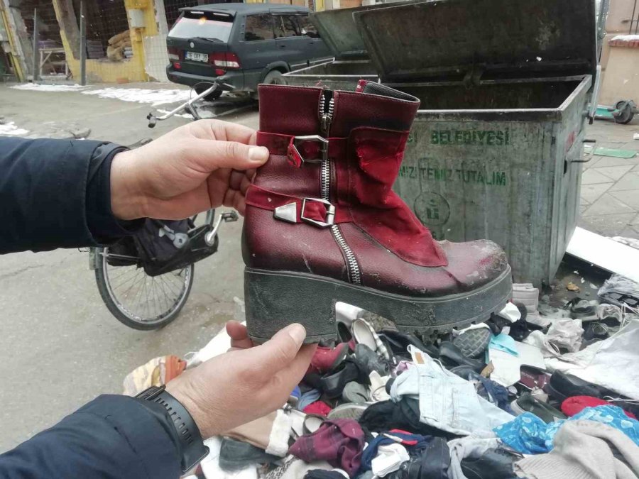 Depremzedeler İçin Yırtık Ve Eskimiş Eşyalar Getirdiler