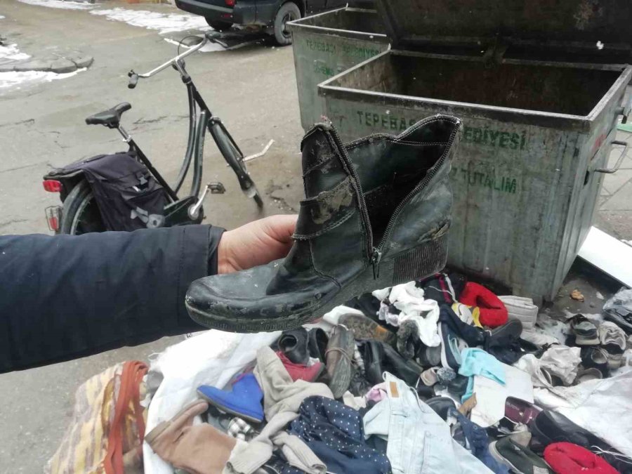 Depremzedeler İçin Yırtık Ve Eskimiş Eşyalar Getirdiler