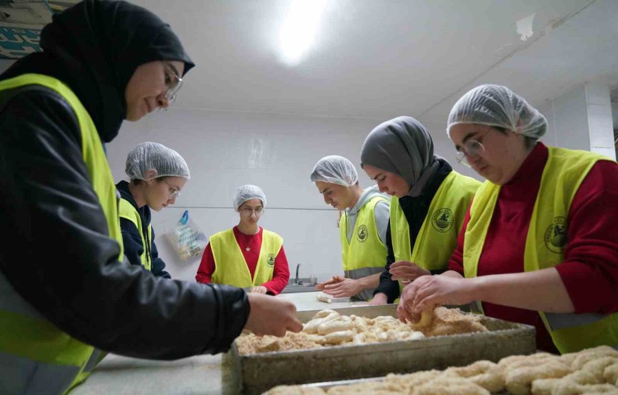 Öğrenciler Depremzedeler İçin Her Gün 5 Bin Simit Üretmeye Başladı