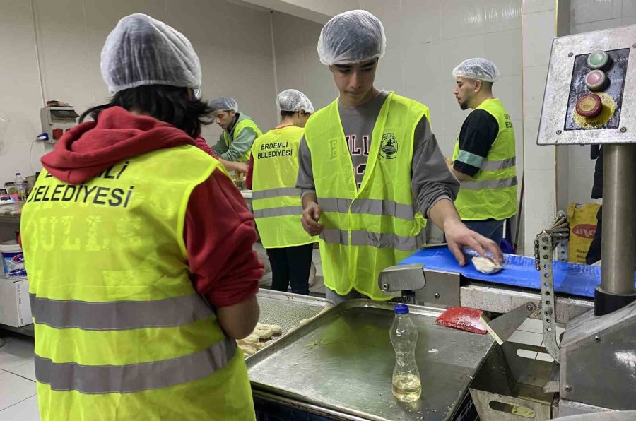 Öğrenciler Depremzedeler İçin Her Gün 5 Bin Simit Üretmeye Başladı