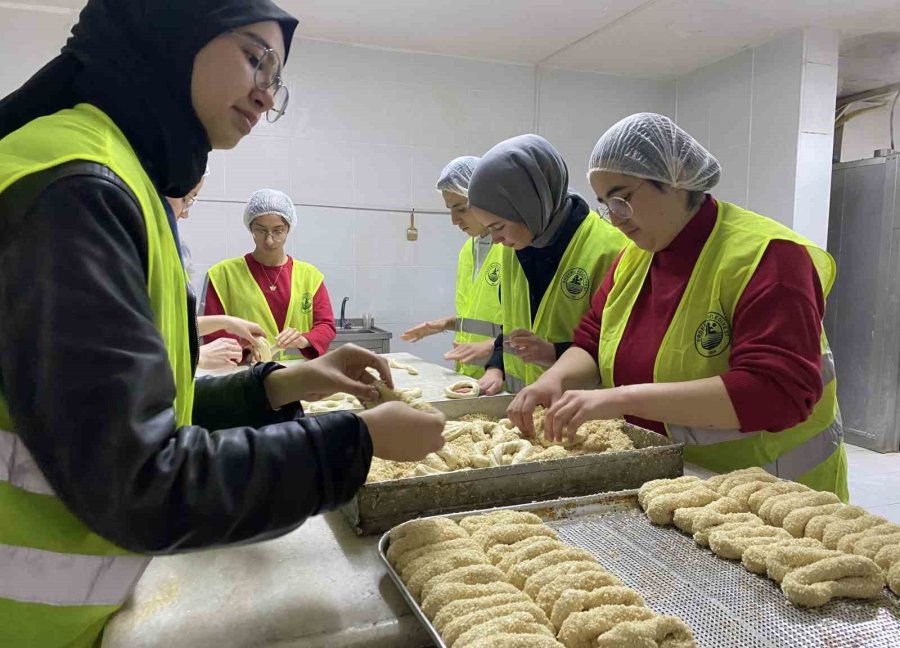 Öğrenciler Depremzedeler İçin Her Gün 5 Bin Simit Üretmeye Başladı