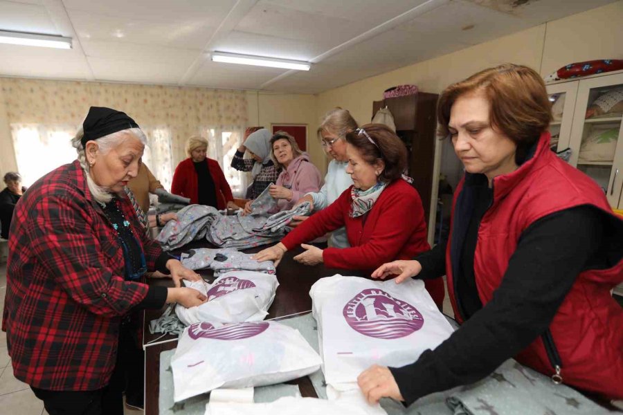 Mezitli Belediyesi Gönüllüleri Depremzedeler İçin Pijama Dikiyor