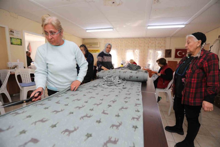 Mezitli Belediyesi Gönüllüleri Depremzedeler İçin Pijama Dikiyor