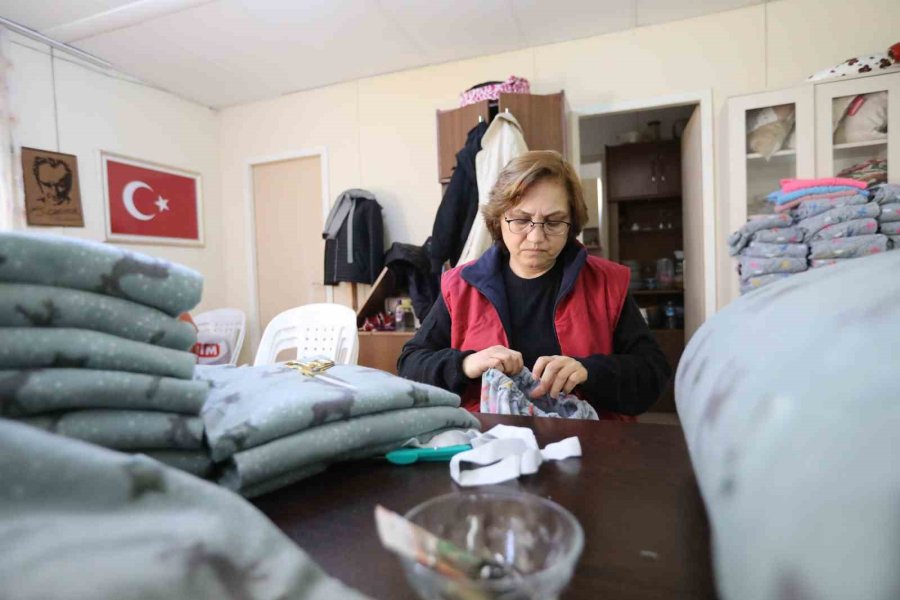 Mezitli Belediyesi Gönüllüleri Depremzedeler İçin Pijama Dikiyor