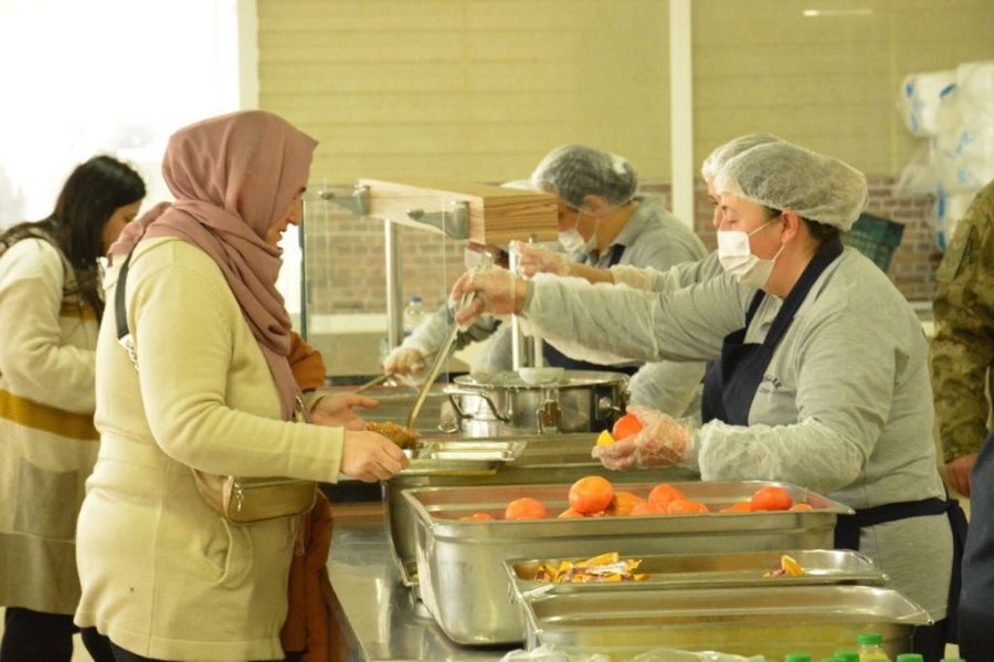 3’üncü Piyade Eğitim Tugay Komutanlığı Depremzedelerle Yakından İlgileniyor