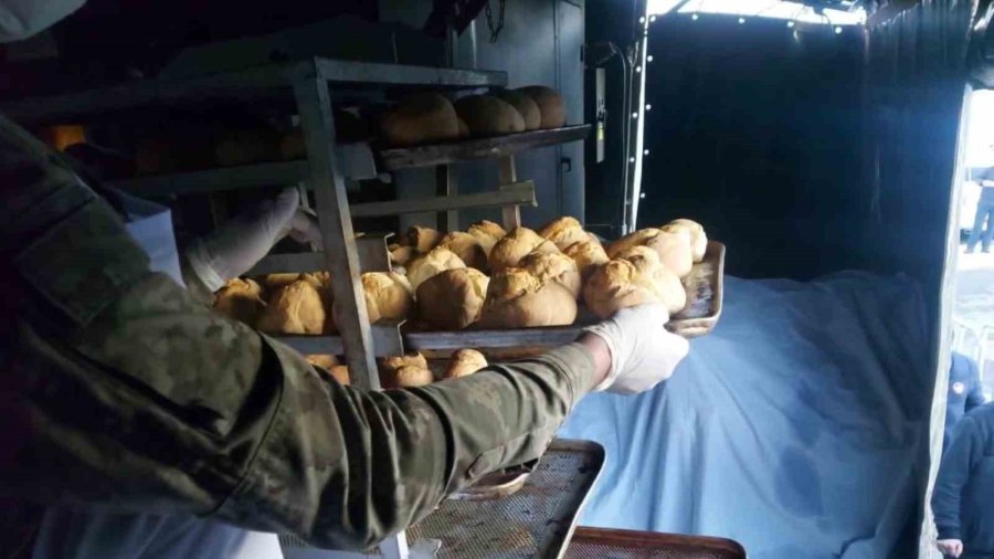 Mehmetçik, Malatya’da Sıcak Yemek Dağıtımına Devam Ediyor