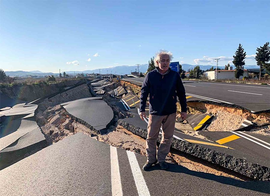 Bilim Adamları Yüzyılın Depremini Analiz Etmek İçin Sahada