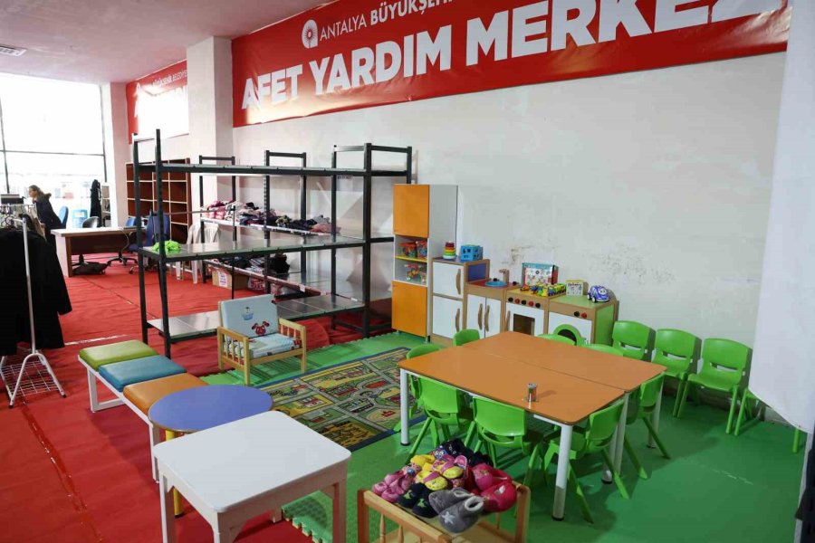 Antalya Büyükşehir Belediyesi Depremzedeler İçin Doğu Garajı Giyim Bankası Açtı