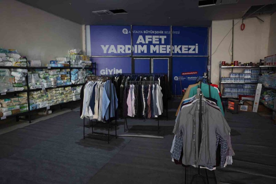 Antalya Büyükşehir Belediyesi Depremzedeler İçin Doğu Garajı Giyim Bankası Açtı
