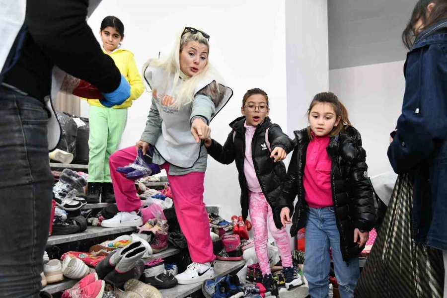 Depremzede Çocuklar Ev Çizdi