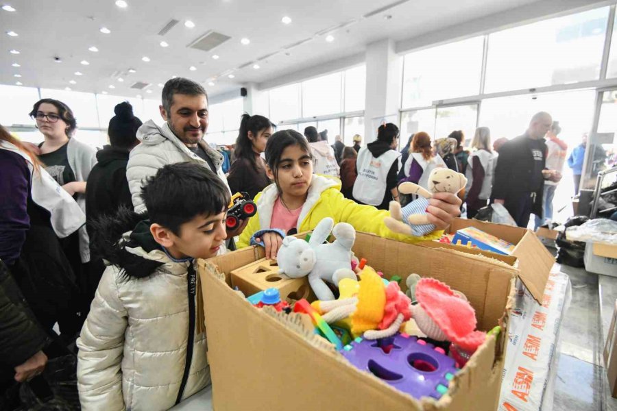 Depremzede Çocuklar Ev Çizdi