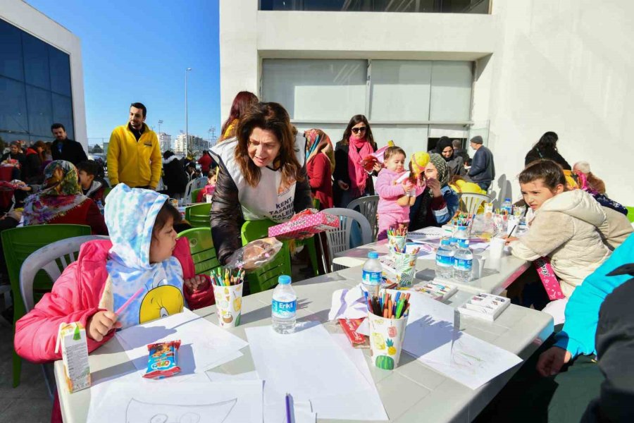 Depremzede Çocuklar Ev Çizdi