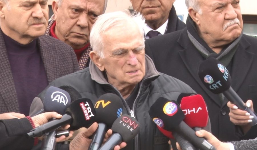 Siyasilerden Eski Chp Genel Başkanı Baykal’ın Evine Taziye Ziyareti