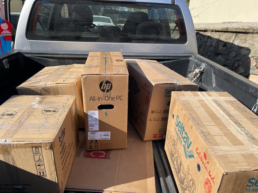 Depremzedeler İçin Kışlık Giysi Dikiyorlar