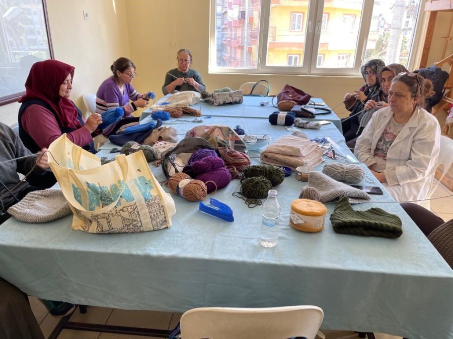 Depremzedeler İçin Kışlık Giysi Dikiyorlar