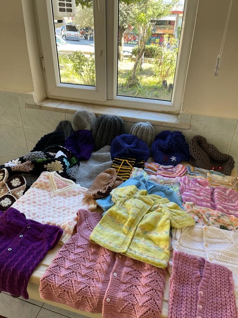 Depremzedeler İçin Kışlık Giysi Dikiyorlar