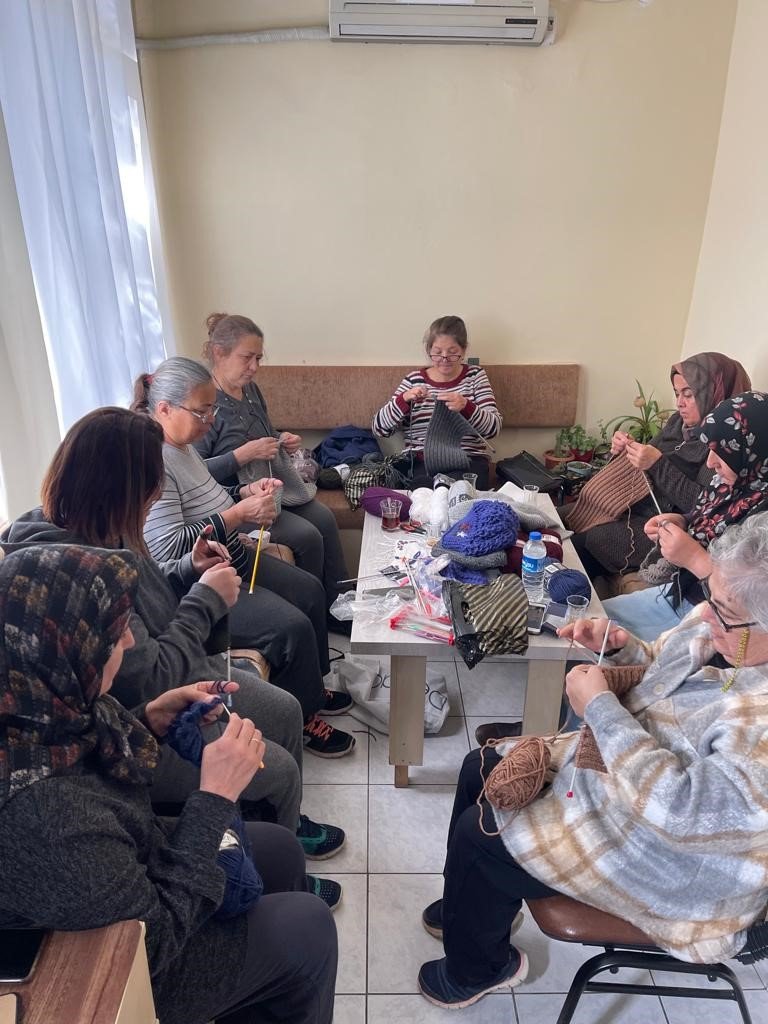 Depremzedeler İçin Kışlık Giysi Dikiyorlar