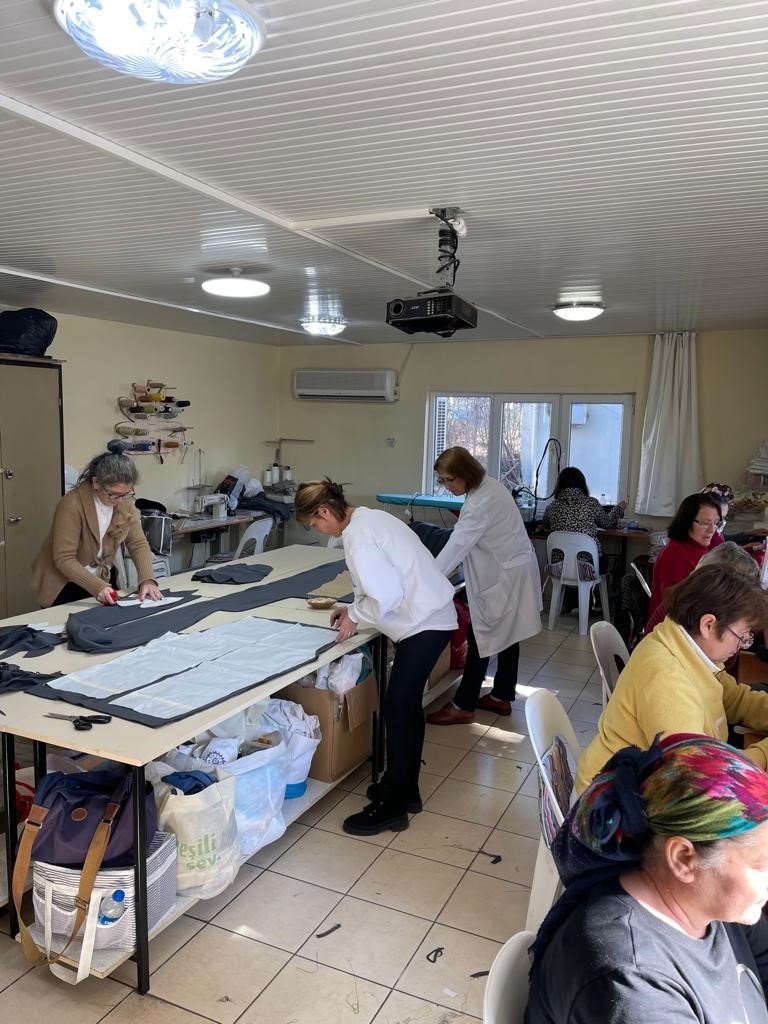 Depremzedeler İçin Kışlık Giysi Dikiyorlar