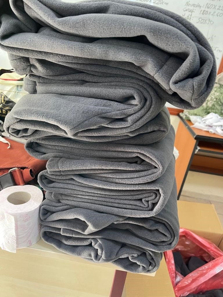 Depremzedeler İçin Kışlık Giysi Dikiyorlar