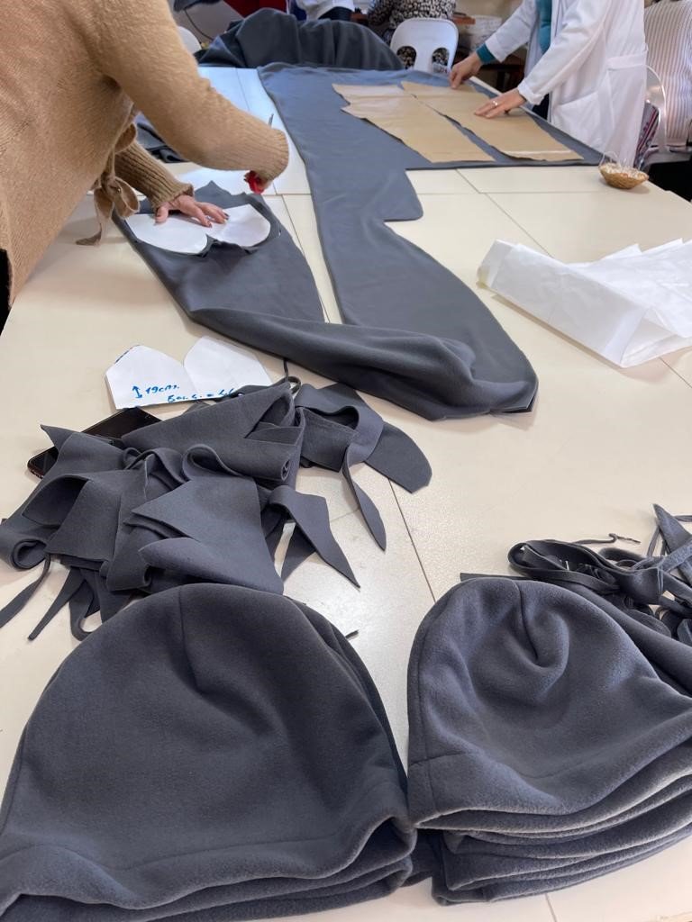 Depremzedeler İçin Kışlık Giysi Dikiyorlar