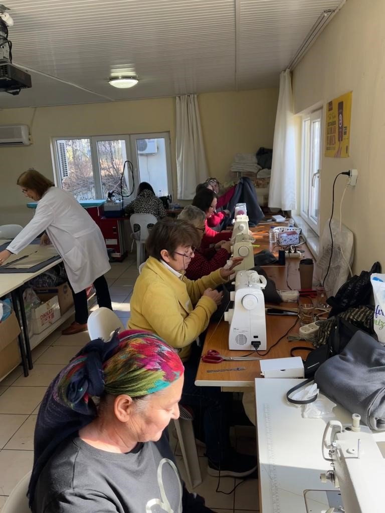 Depremzedeler İçin Kışlık Giysi Dikiyorlar