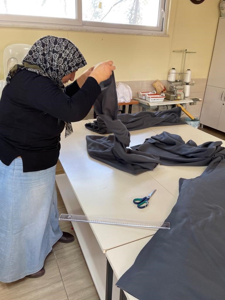 Depremzedeler İçin Kışlık Giysi Dikiyorlar