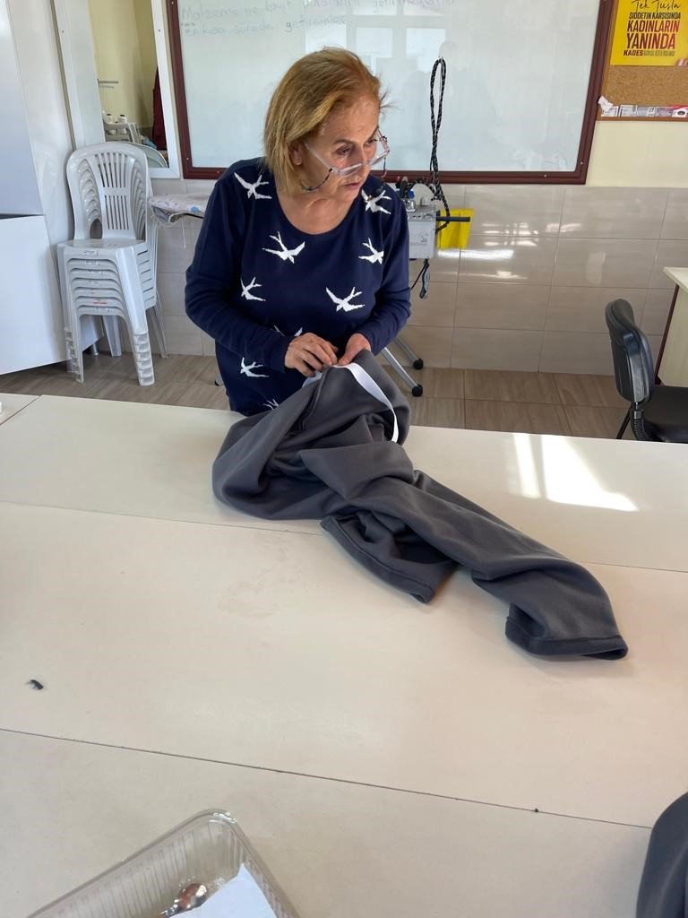 Depremzedeler İçin Kışlık Giysi Dikiyorlar