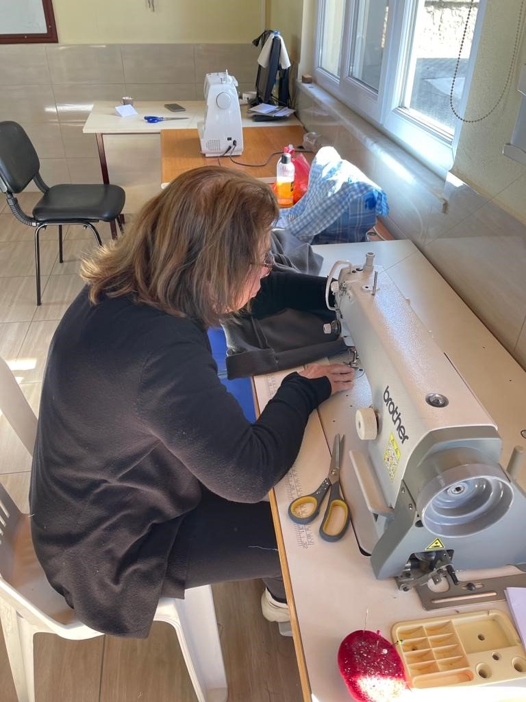 Depremzedeler İçin Kışlık Giysi Dikiyorlar