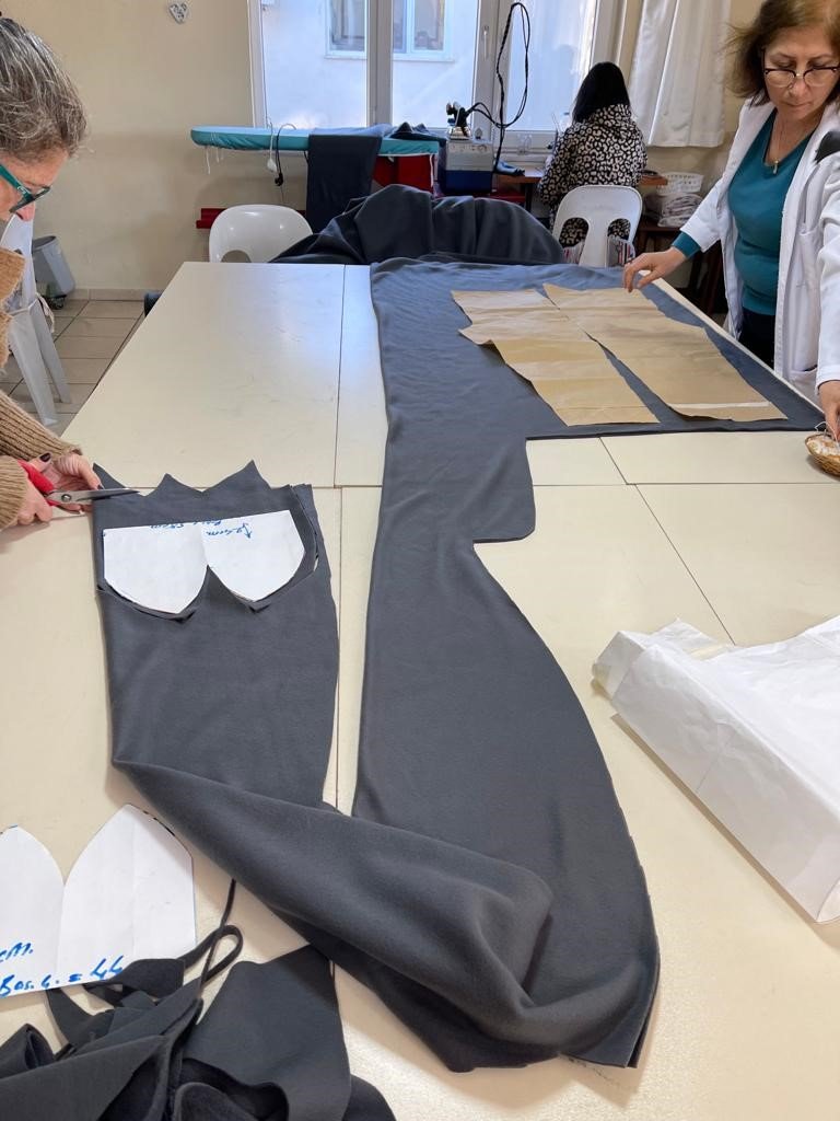 Depremzedeler İçin Kışlık Giysi Dikiyorlar