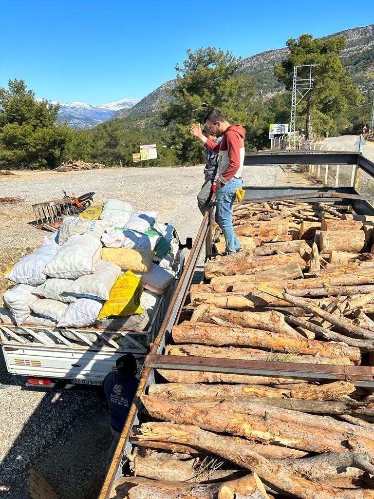 Antalya’dan Gönderilen Odunlar Afet Bölgesine Ulaştı