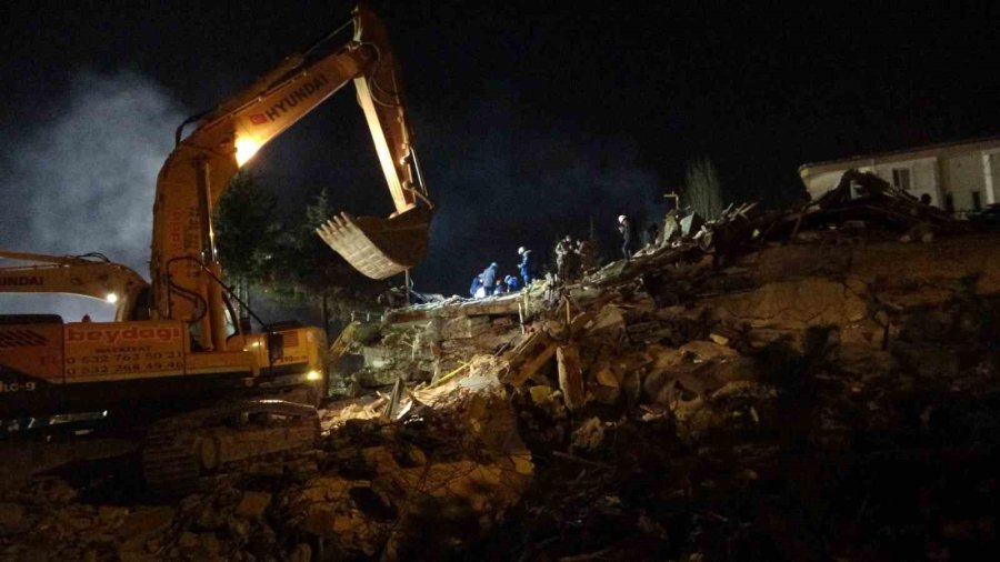 Hayat Sitesinde Umutlu Bekleyiş: 6. Günde Enkazda Yaşam İzi