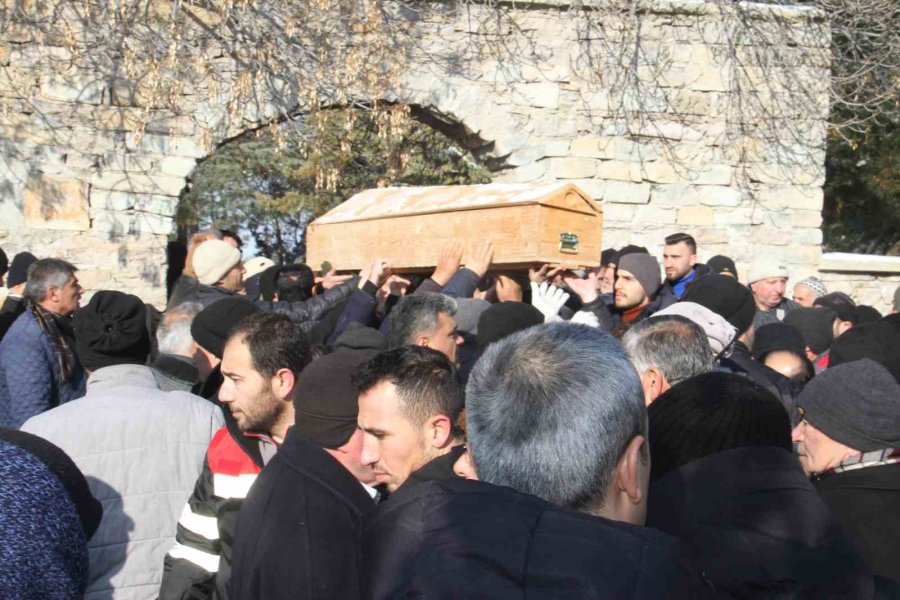 Adana’da Apartmanın Enkazında Can Veren 5 Kişilik Aileye Konya’da Acı Veda