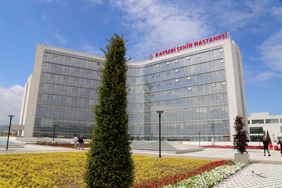 Kayseri Şehir Hastanesi Depremzedelerin Yaralarını Sarıyor